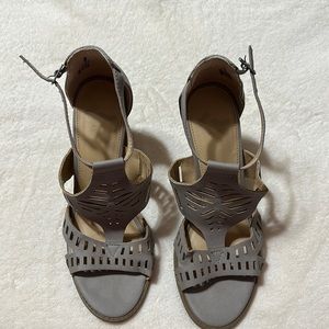 Report tan block heels size 8.5